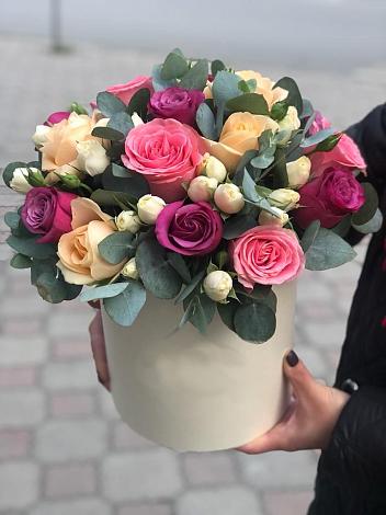 Цветочная композиция из Розы в шляпной коробке в Игриме