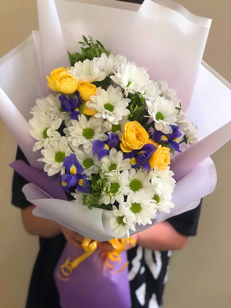 Букет цветов из: Ирисы, Хризантемы и Розы в Игриме