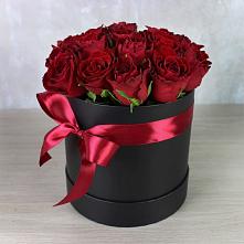 Цветочная композиция из Розы в шляпной коробке в Игриме