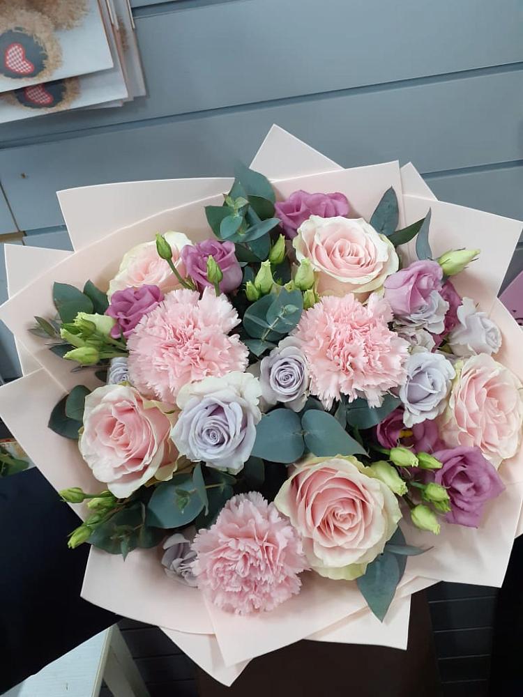 Букет цветов из: Розы, Гвоздики и Лизиантусы в Игриме