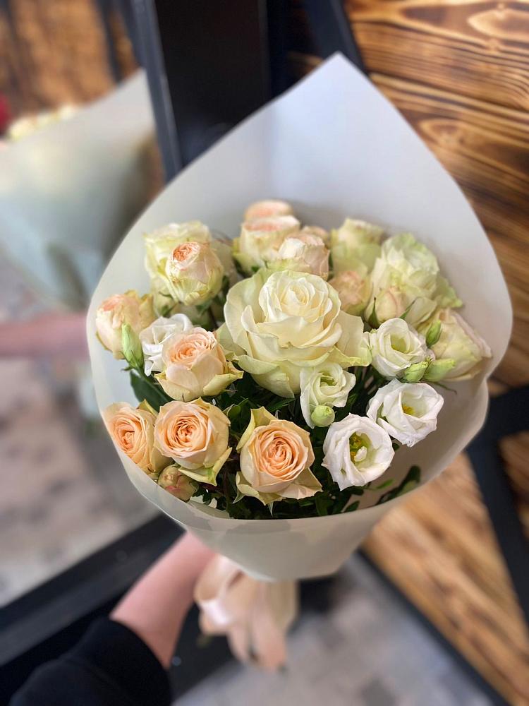 Букет цветов из: Розы и Лизиантусы в Игриме